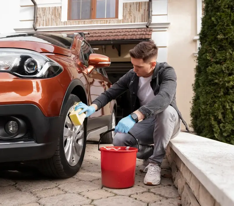 Lavage auto à domicile Pinsac : professionnel intervenant sur un véhicule